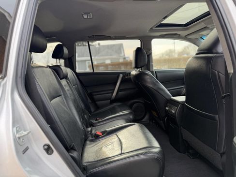 Used 2012 Toyota Highlander SE w/ Tow Pkg image 12