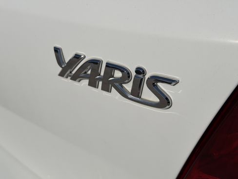 Used 2010 Toyota Yaris 4-Door Hatchback image 10