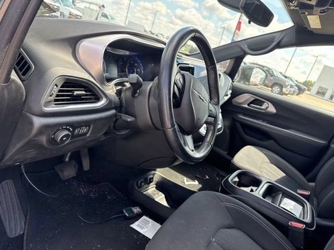 Used 2018 Chrysler Pacifica Touring Plus w/ S Appearance Package FWD image 17