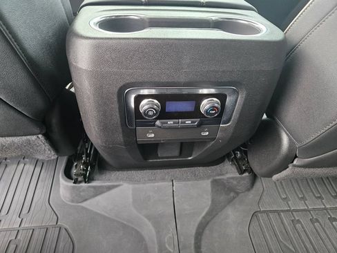Used 2023 GMC Yukon XL SLT AWD/4WD image 19