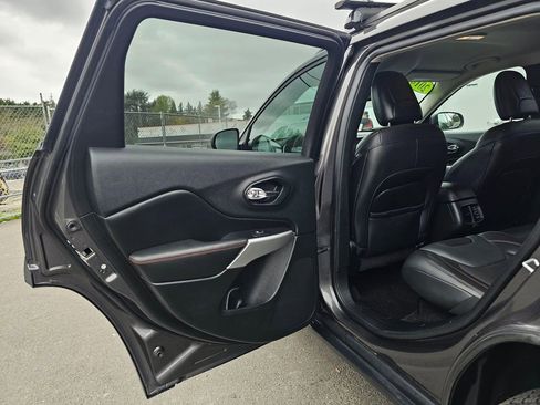 Used 2018 Jeep Cherokee Trailhawk AWD/4WD image 15