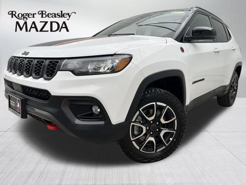 Used 2025 Jeep Compass Trailhawk AWD/4WD image 1