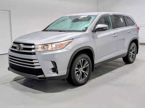 Used 2019 Toyota Highlander LE image 1