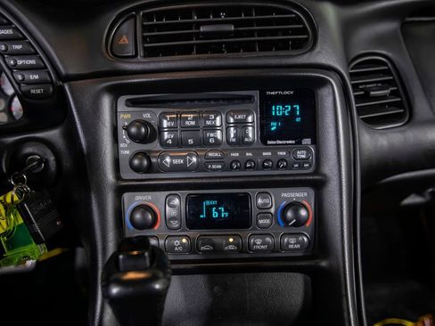 Used 2000 Chevrolet Corvette Coupe w/ Roof Pkg RWD image 25