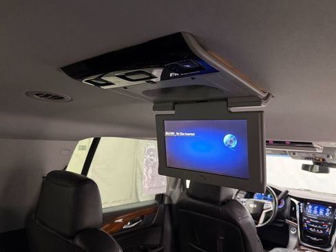 Used 2017 Cadillac Escalade ESV Luxury image 3