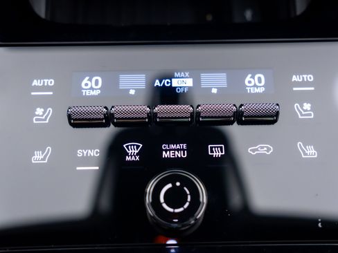 Certified 2025 Porsche Cayenne E-Hybrid Coupe AWD/4WD image 26