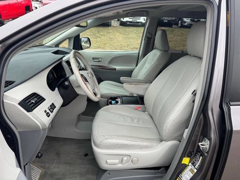 Used 2013 Toyota Sienna Limited image 11