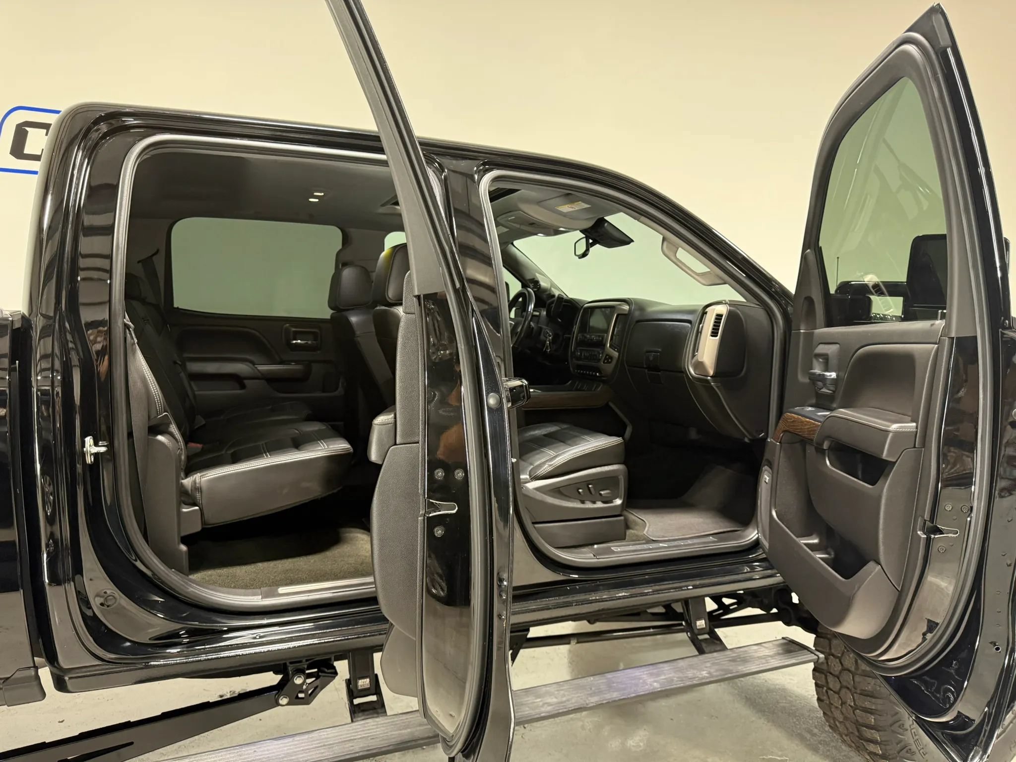 Used 2018 GMC Sierra 2500 Denali w/ Duramax Plus Package AWD/4WD image 11