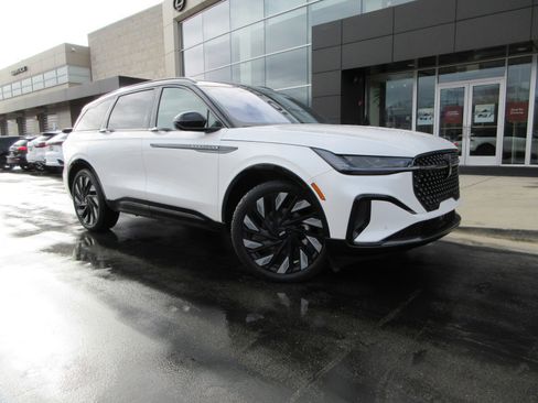 Used 2025 Lincoln Nautilus Reserve image 13