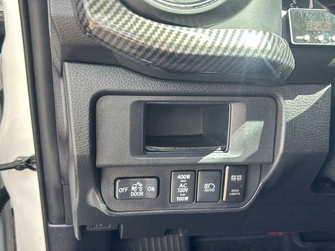 Used 2019 Toyota Tacoma TRD Off-Road w/ Technology Package AWD/4WD image 15