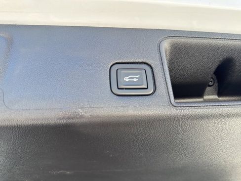 Used 2023 GMC Terrain SLT image 24