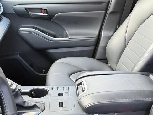 Used 2025 Toyota Highlander XLE FWD image 9