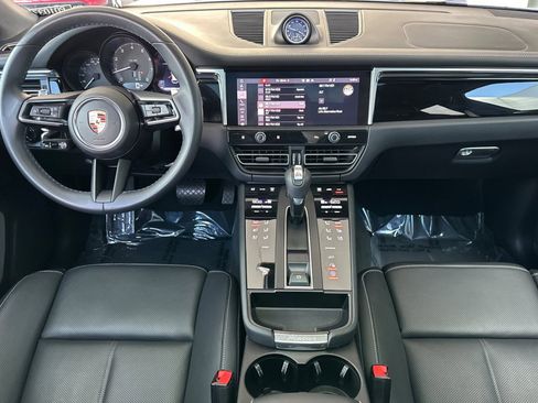 Certified 2023 Porsche Macan AWD/4WD image 6