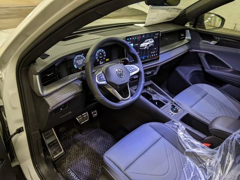 New 2026 Volkswagen Tiguan SE R-Line image 8