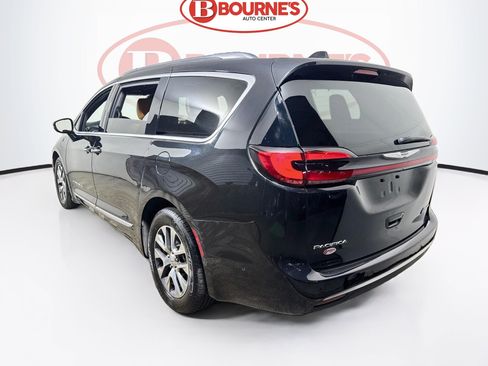 Used 2023 Chrysler Pacifica Pinnacle FWD image 11
