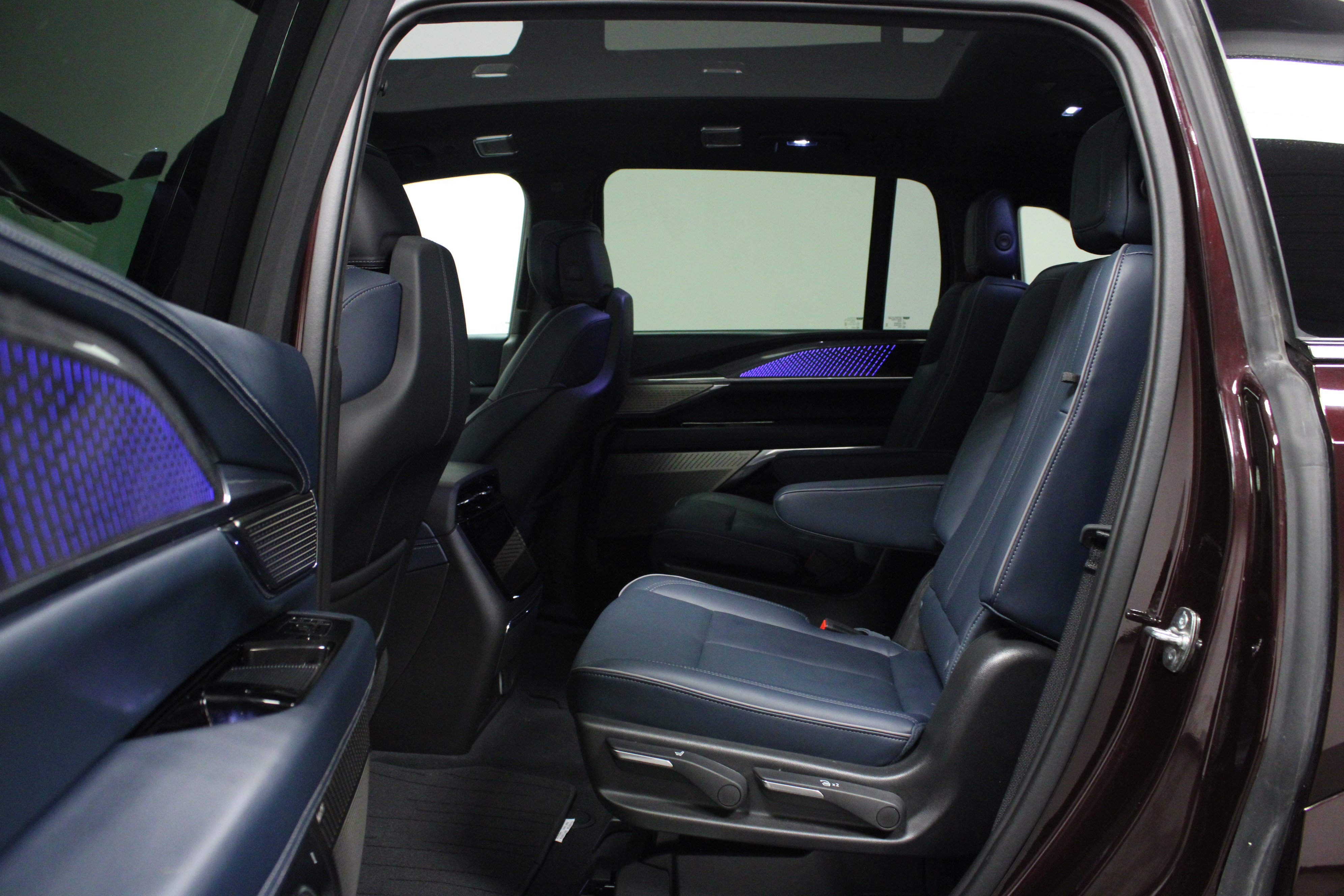 Used 2025 Cadillac Escalade IQ Luxury 2 w/ LPO, Premium Carpet Package AWD/4WD image 13