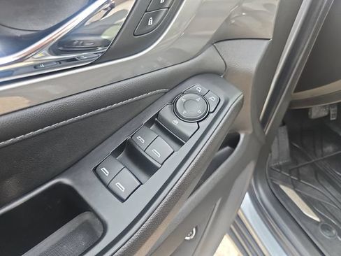 Used 2023 Chevrolet Traverse LT FWD image 12