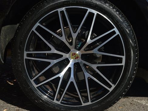 Used 2025 Porsche Macan image 13