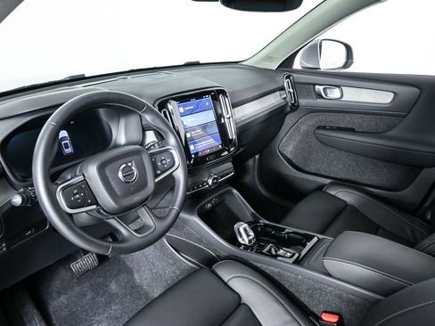 Certified 2025 Volvo XC40 B5 Plus image 6