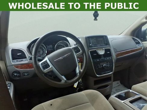 Used 2012 Chrysler Town & Country Touring FWD image 9