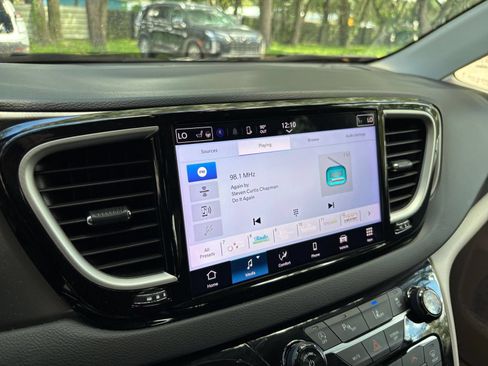 Used 2024 Chrysler Pacifica Touring-L FWD image 16