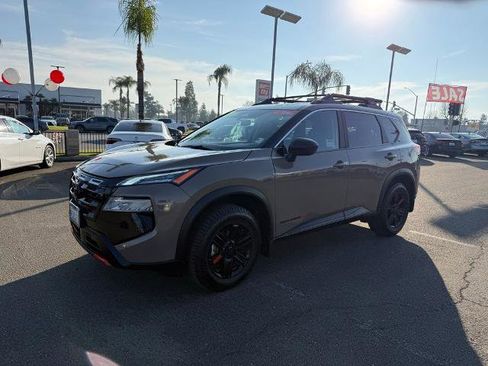 Certified 2025 Nissan Rogue SV AWD/4WD image 3