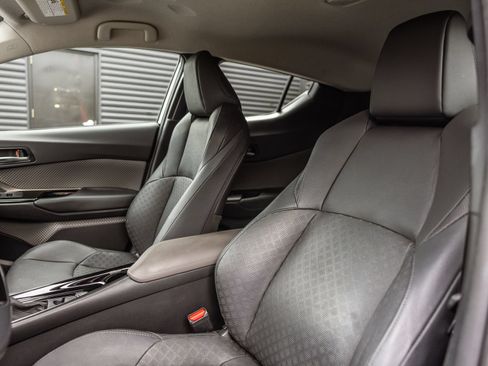 Used 2021 Toyota C-HR Limited FWD image 5