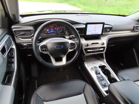 Used 2023 Ford Explorer XLT w/ Equipment Group 202A AWD/4WD image 4