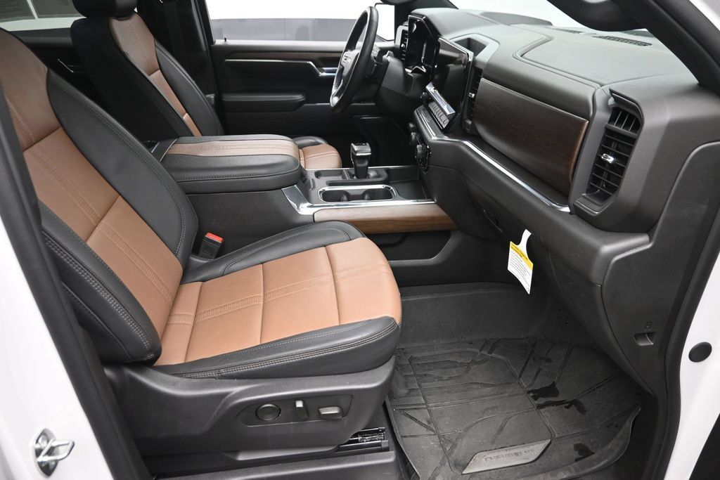 Used 2024 Chevrolet Silverado 1500 High Country w/ High Country Premium Package AWD/4WD image 9