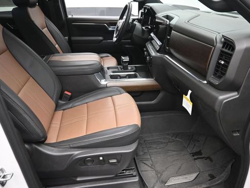 Used 2024 Chevrolet Silverado 1500 High Country w/ High Country Premium Package AWD/4WD image 9
