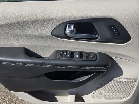 Used 2022 Chrysler Pacifica Touring-L FWD image 27