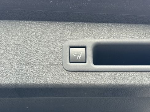 Used 2025 Toyota Sienna Platinum image 11