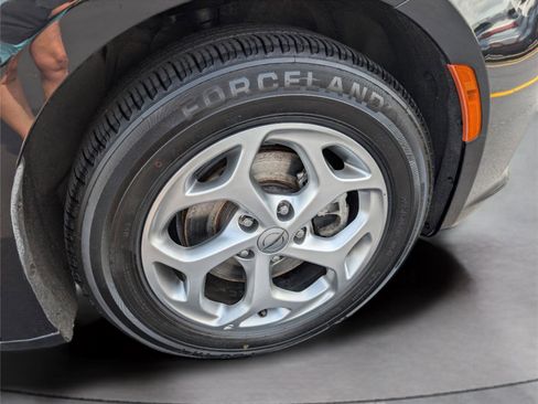 Used 2023 Chrysler Pacifica Limited FWD image 38