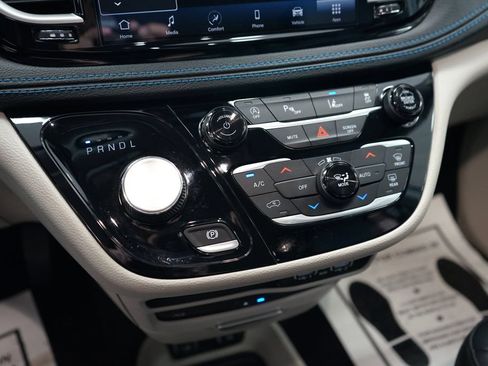 Used 2021 Chrysler Pacifica Touring-L w/ Uconnect Theater Family Group AWD/4WD image 41