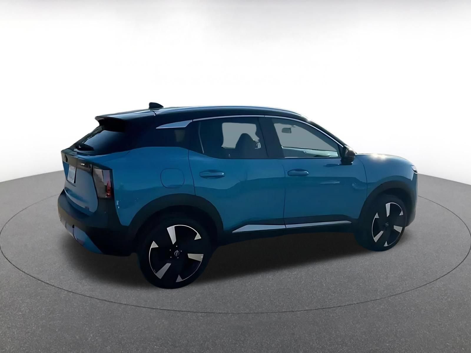 Used 2026 Nissan Kicks SR FWD image 2