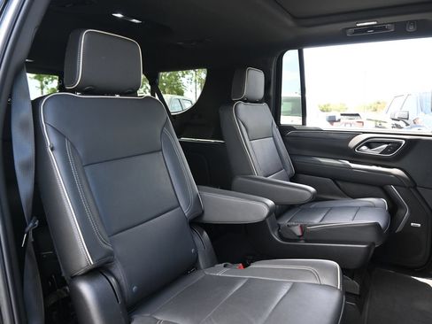 Used 2024 GMC Yukon XL SLT w/ SLT Luxury Package AWD/4WD image 24
