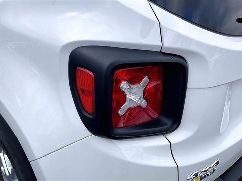 Used 2022 Jeep Renegade Latitude image 30