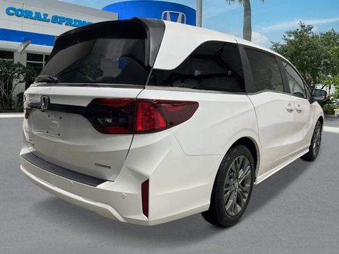 New 2026 Honda Odyssey Touring image 5