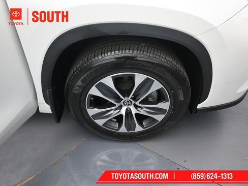 Used 2022 Toyota Highlander XLE image 38
