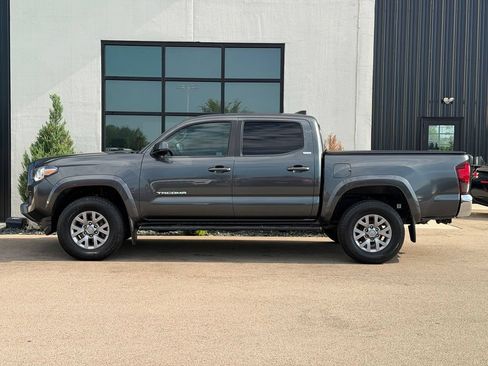 Used 2019 Toyota Tacoma SR5 RWD image 2
