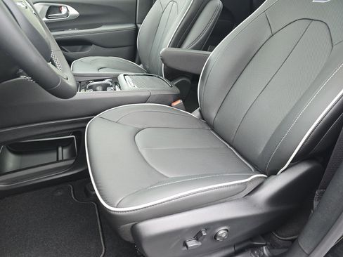 New 2026 Chrysler Pacifica Limited w/ S Appearance Package image 26