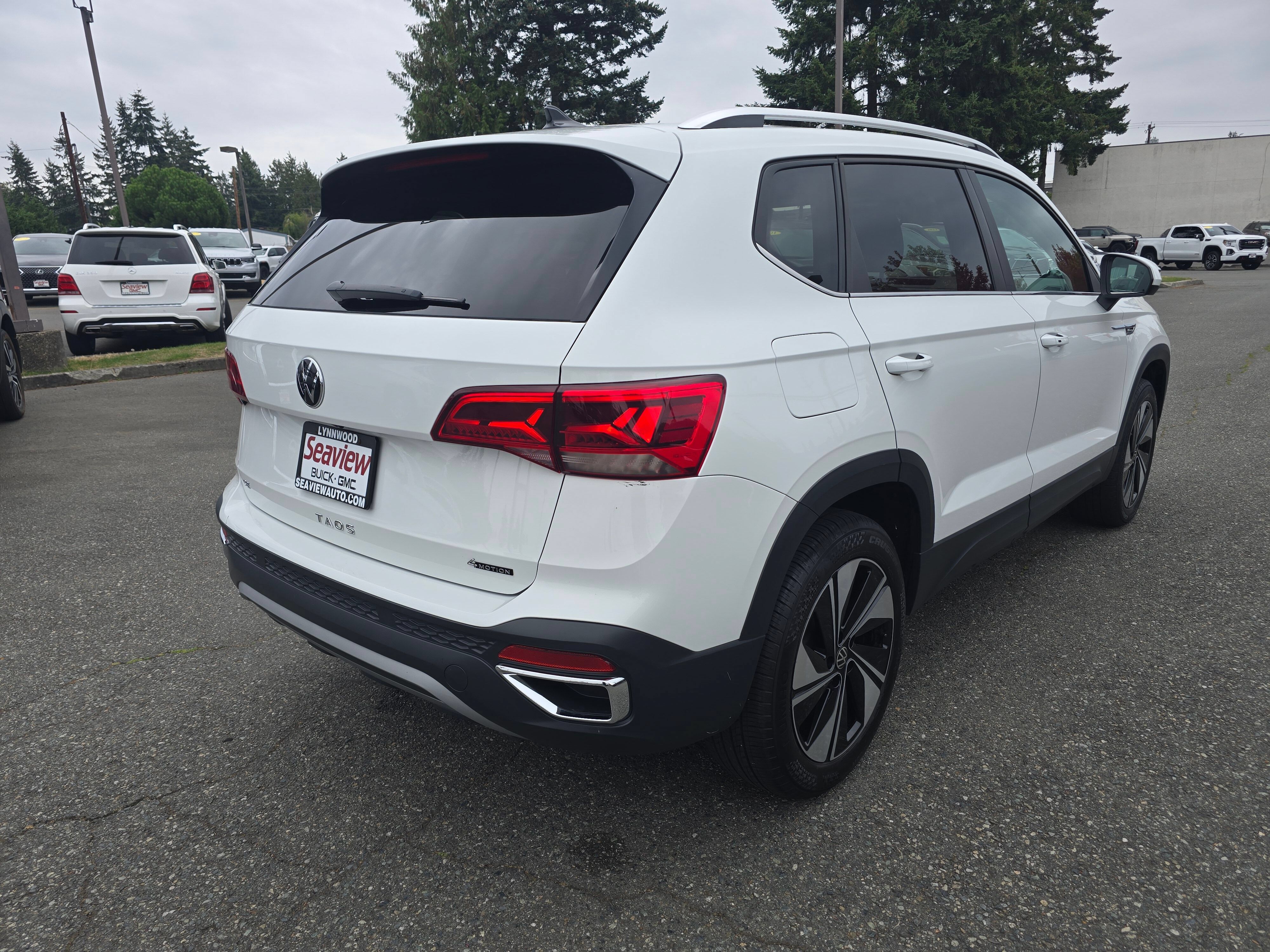 Used 2024 Volkswagen Taos SE w/ Panoramic Sunroof Package AWD/4WD image 7