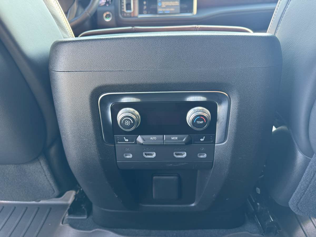 Used 2023 GMC Yukon Denali Ultimate AWD/4WD image 29