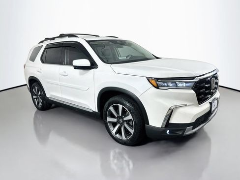 Certified 2024 Honda Pilot Touring image 3