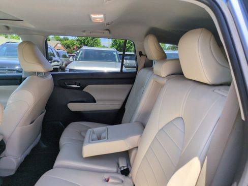 Used 2023 Toyota Highlander XLE AWD/4WD image 28