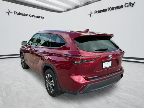 Used 2022 Toyota Highlander XLE AWD/4WD image 7