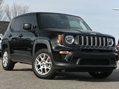 Used 2023 Jeep Renegade Latitude image 2