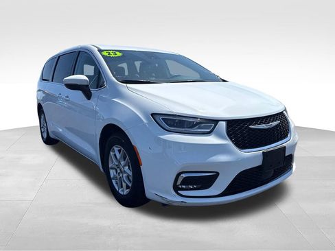 Used 2023 Chrysler Pacifica Touring-L FWD image 8