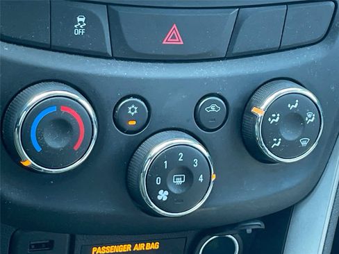 Used 2020 Chevrolet Trax LT w/ Sun & Sound Package AWD/4WD image 18
