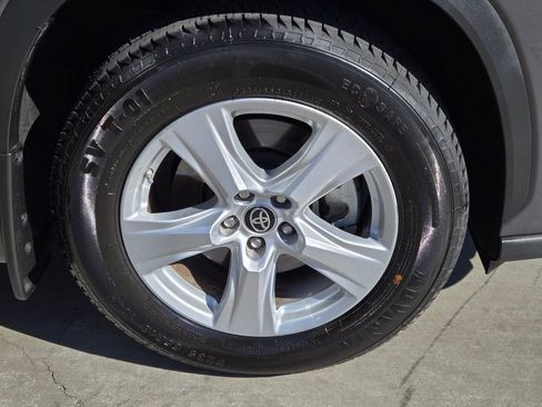 Used 2023 Toyota Highlander LE image 8